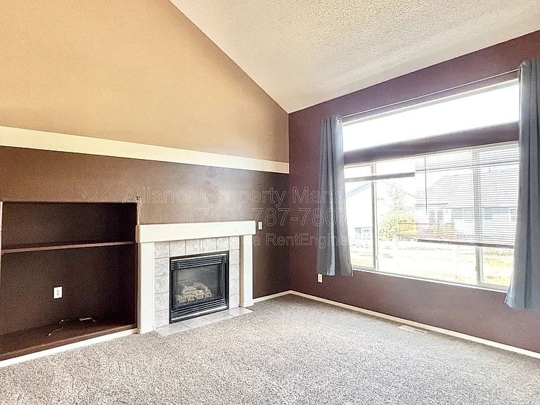 212 Oxbow Dr — Photo 4
