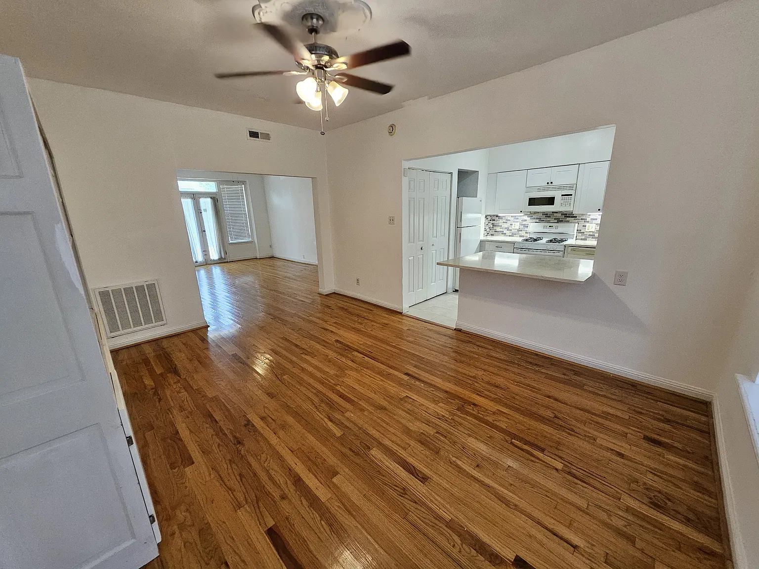 2 bed, 1300 sqft, $2,100 — Photo 4