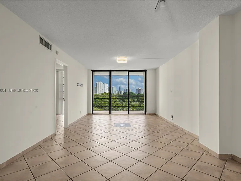 20500 W Country Club Dr #607 — Photo 5