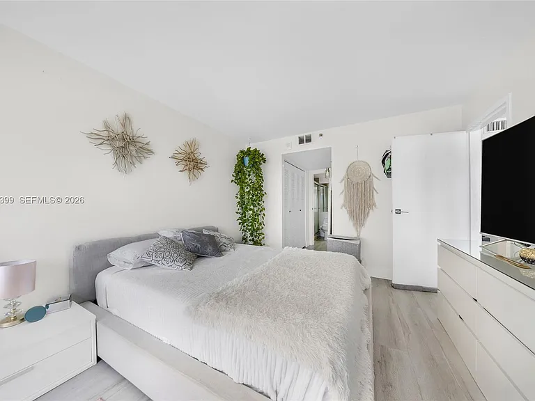 7601 E Treasure Dr #923 — Photo 12