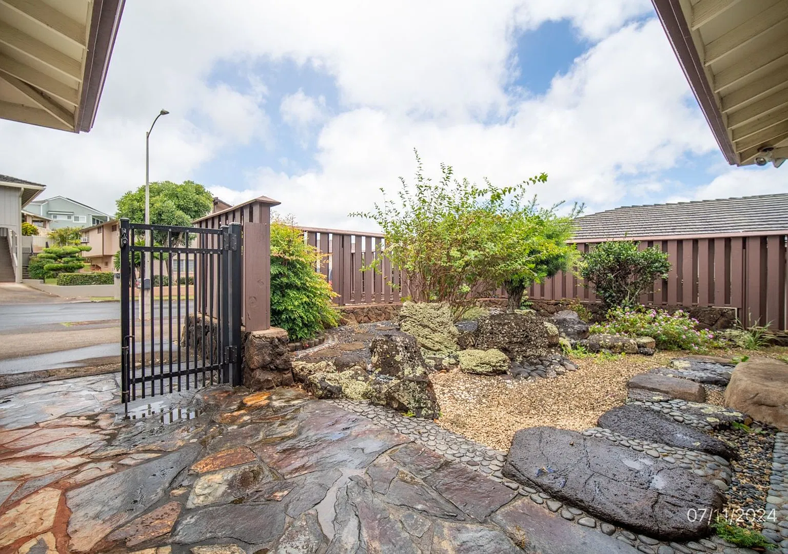 5bd 3ba 2car Garage House In Aiea — Photo 2