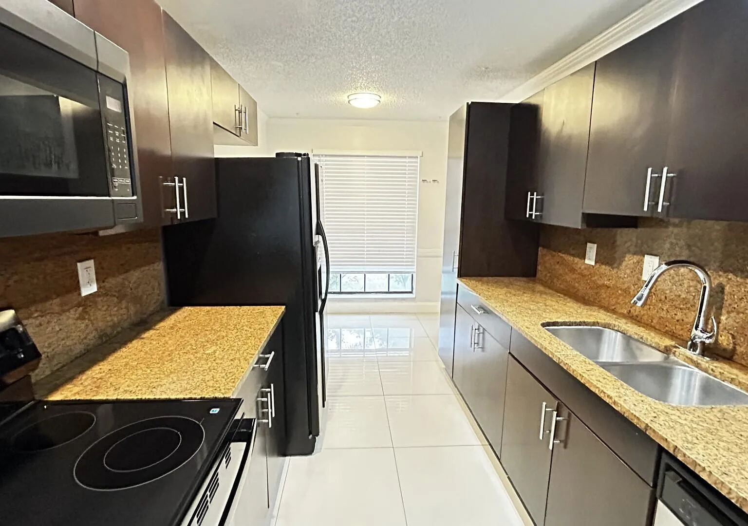 3 bed, 2.0 bath, 1392 sqft, $3,100 — Photo 2
