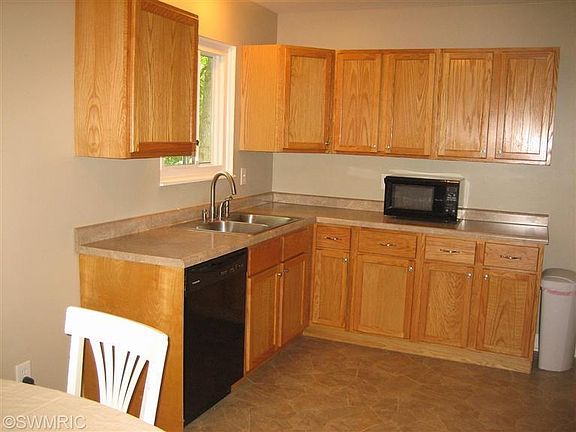 3rd image of 206 Beachfield Dr