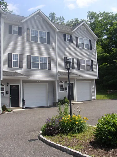 28 Triangle St Photo 1