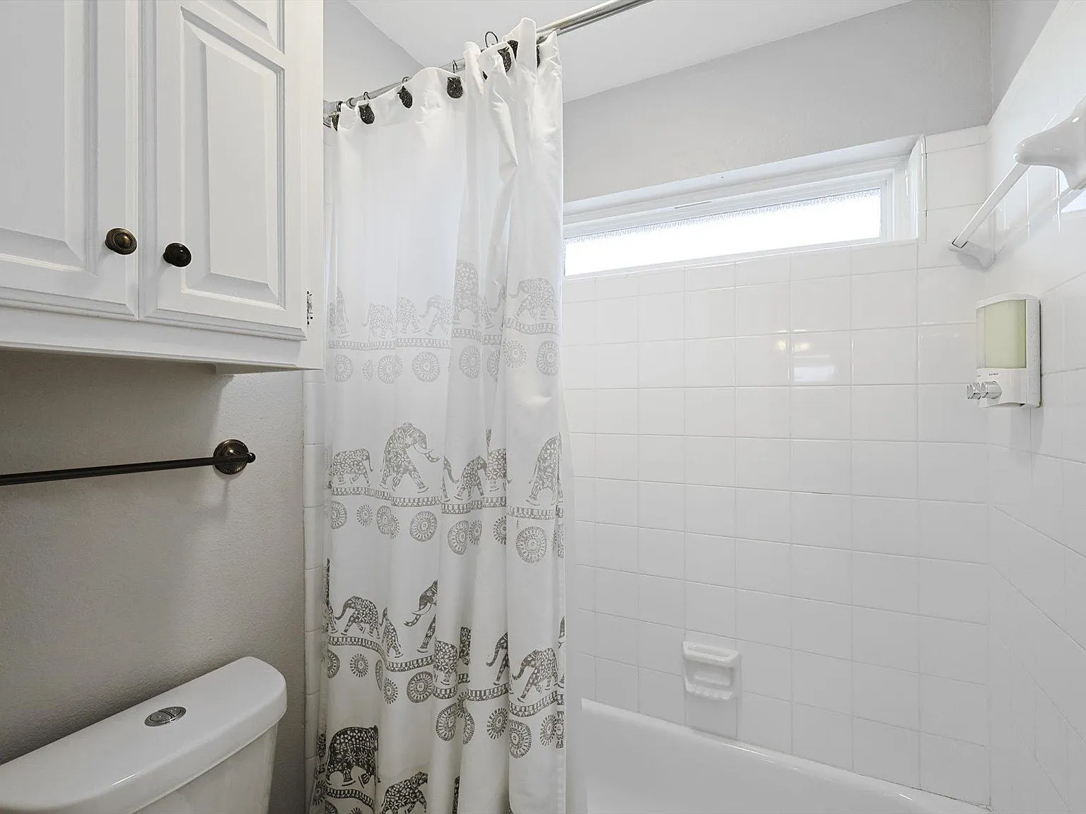 5 bed, 4210 sqft, $13,500 — Photo 3