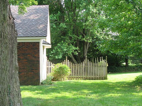 5th image of 915 S Rosewood Dr
