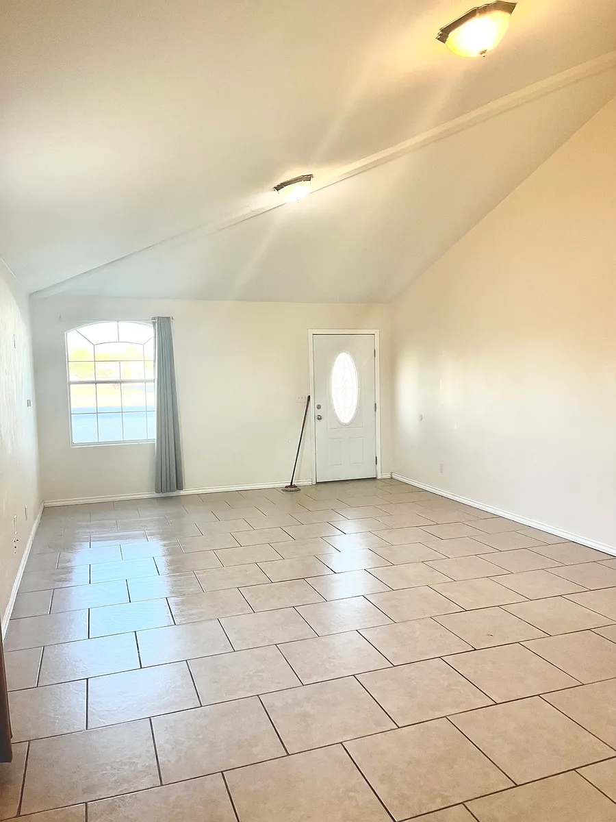 Building Photo - 3591 Vanderveer Dr #C