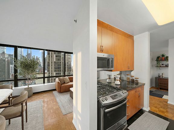 5th image of 420 E 61st St APT 21F