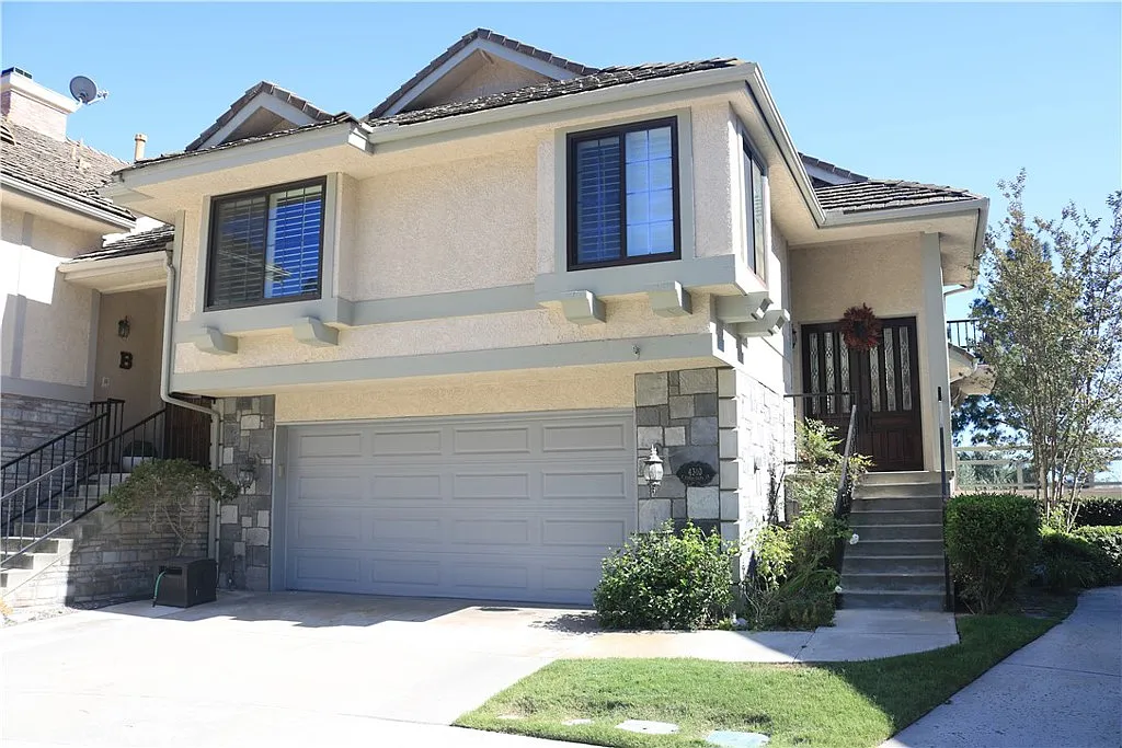 3 bed, 2.5 bath, 2998 sqft, $5,500 — Photo 2