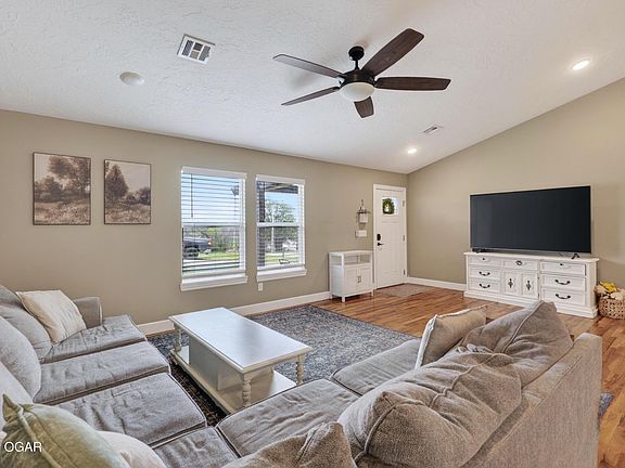 5th image of 399 Hilltop Dr