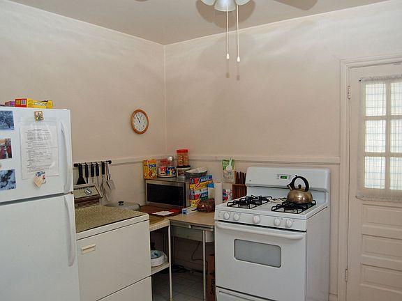 Kitchen (View 2)