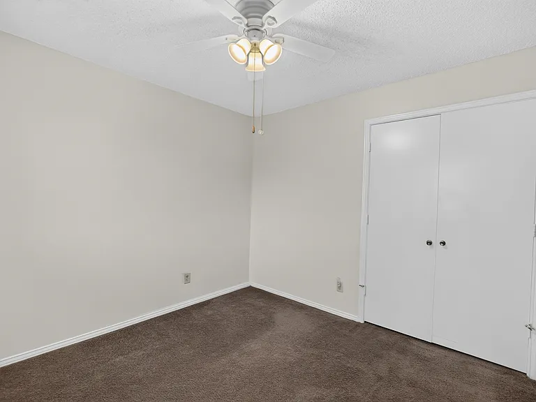 1115 Lombard Ln — Photo 2