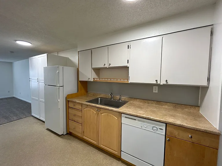 286 SW C St — Photo 8