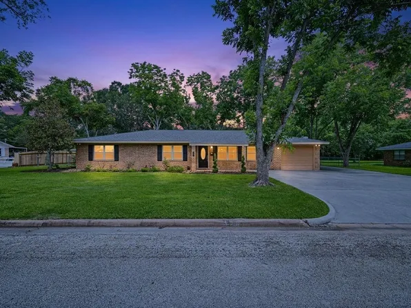 411 E Norris St, El Campo, TX 77437