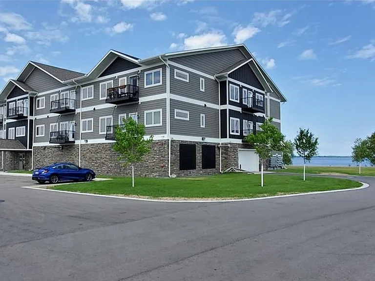 715 Lake Shore Dr NE #106 — Photo 3