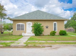 301 Jefferson Dr, Devine, TX 78016
