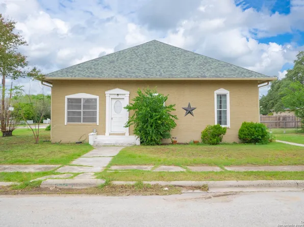 301 Jefferson Dr, Devine, TX 78016