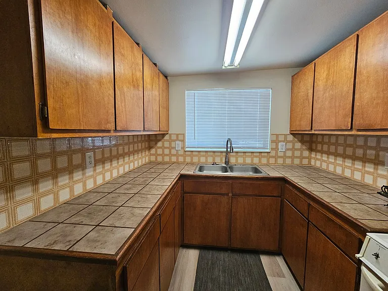 410 E Spear St — Photo 5