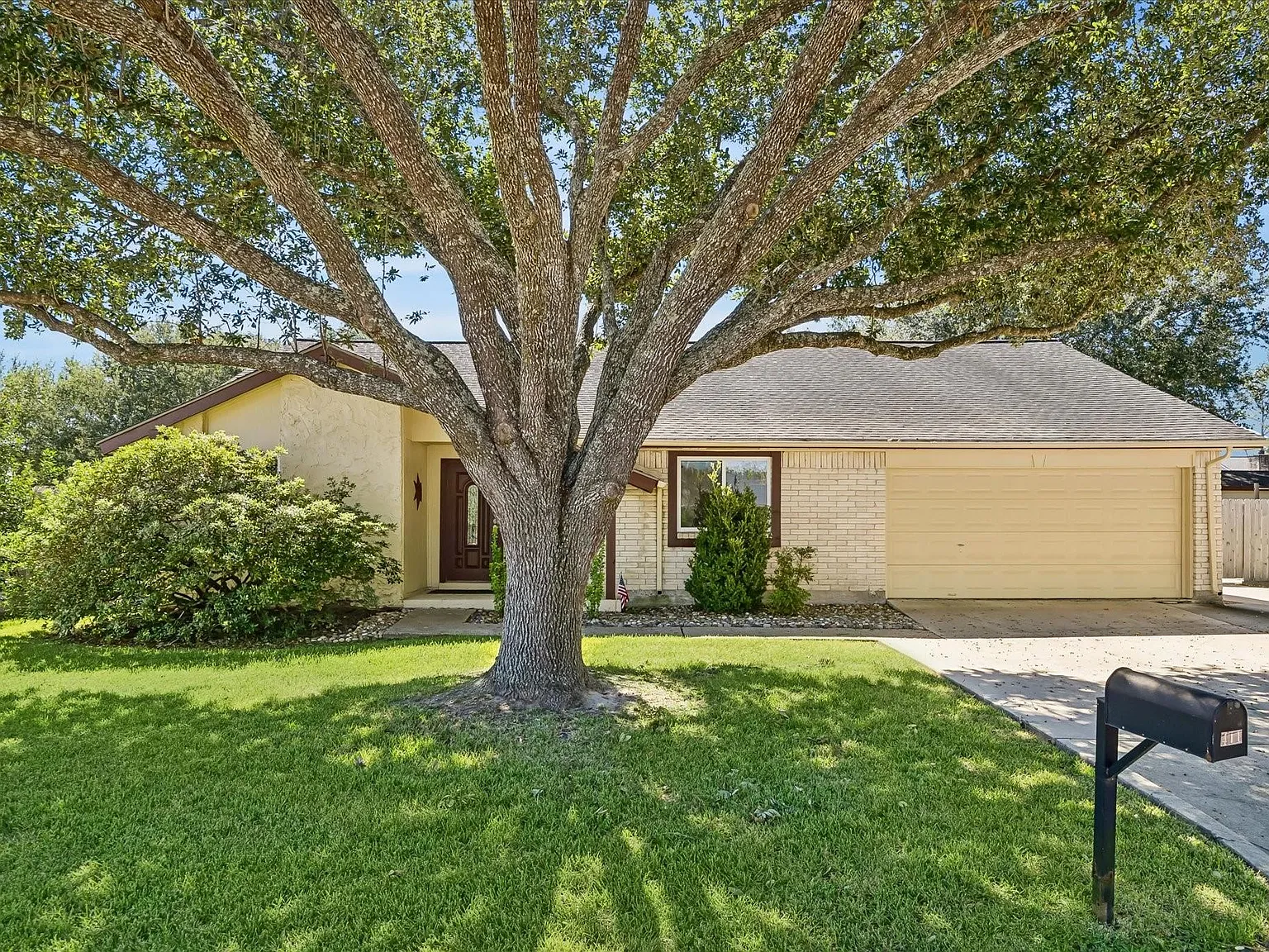 3 bed, 2.0 bath, 2063 sqft, $2,450 — Photo 1