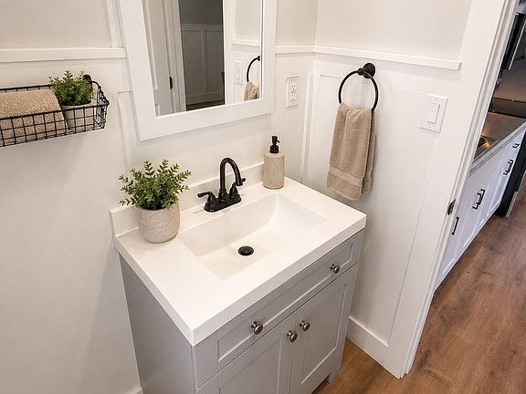 4th image of 1458 E Divisadero St #B