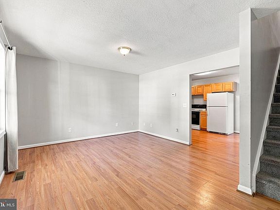 5th image of 400 Burns St