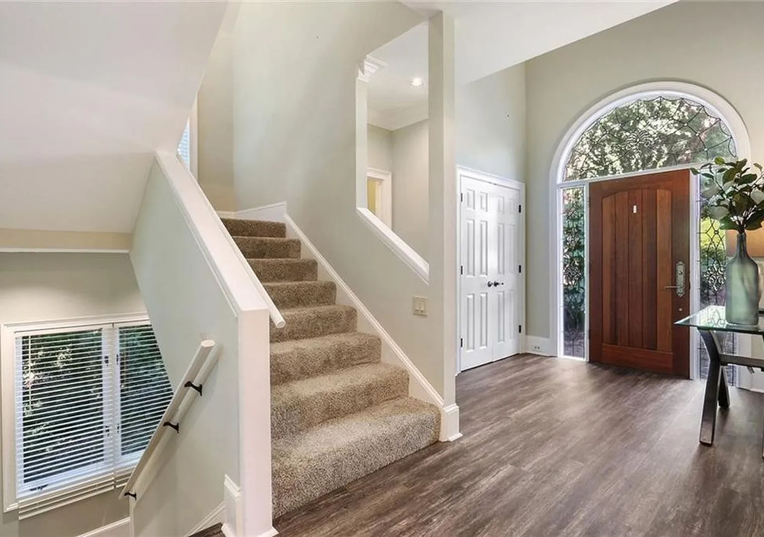 Stunning 4-bedroom, 3.5-bathroom home located in the vibrant city of Sandy Springs, GA. — Photo 4