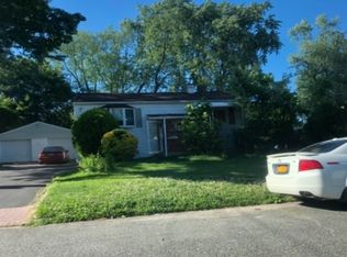 31 Rosewood St, Central Islip, NY 11722