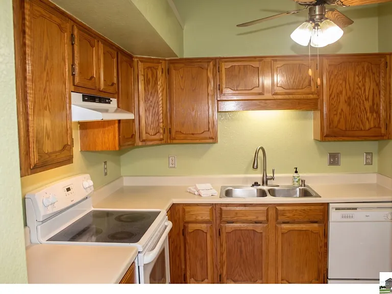 2404 Fieldstone Dr — Photo 6