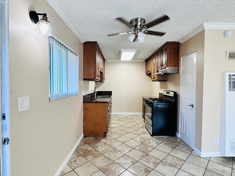 Tustin Garden Apartments — Photo 3