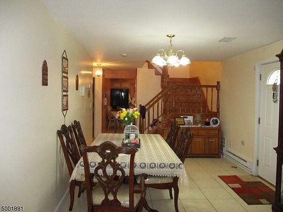 5th image of 402 Sussex St