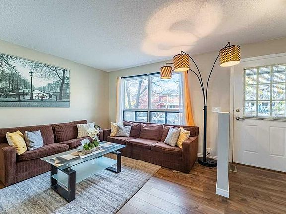4th image of 552 E Queenston Gdns SE