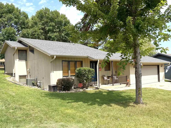 906 E 17th St, Yankton, SD 57078