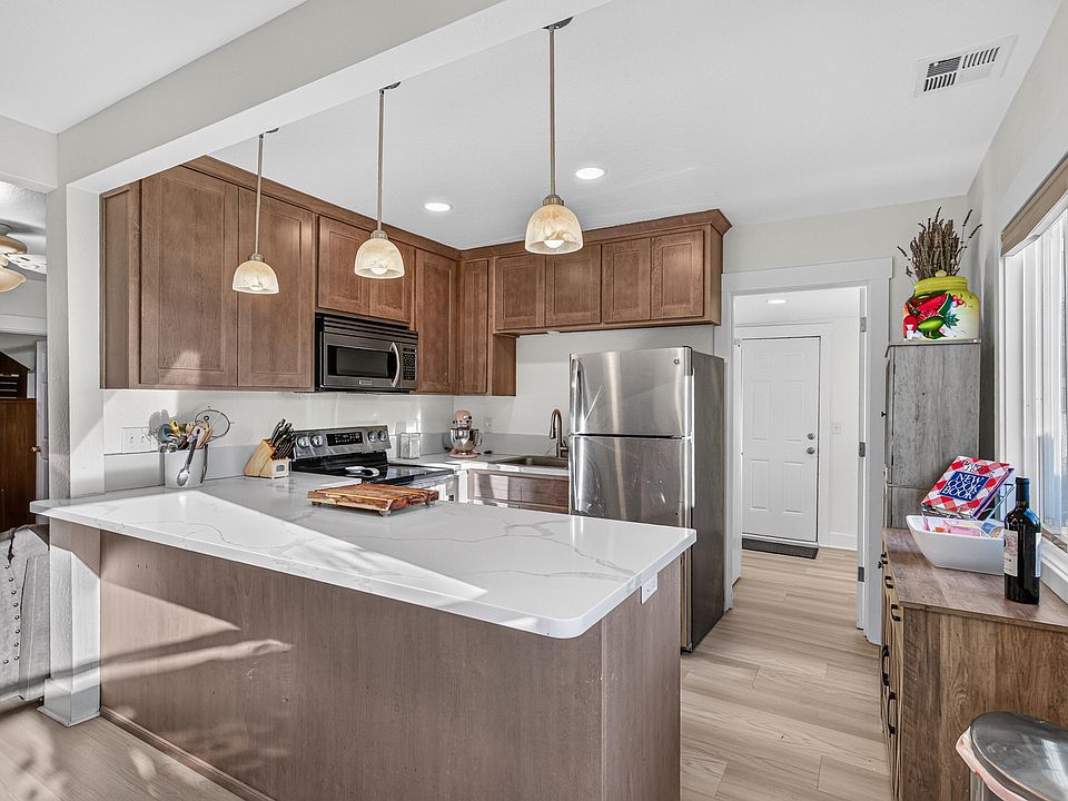 1st image of 247 Berrydale Ave