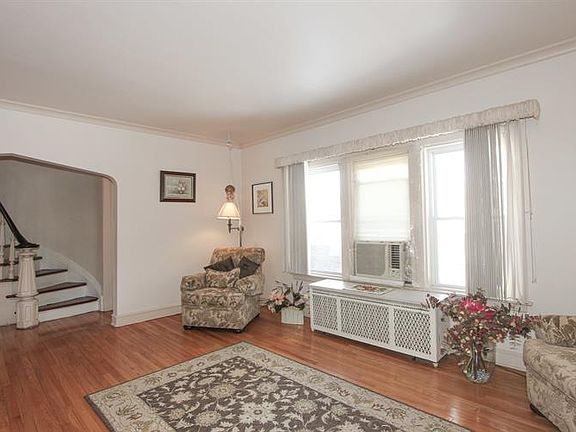 4th image of 300 N 2nd Ave