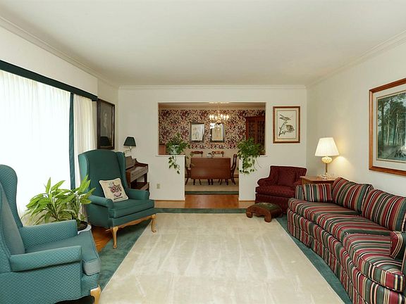 3rd image of 652 Lakeshore Dr
