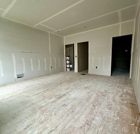 5th image of 670 Summer St