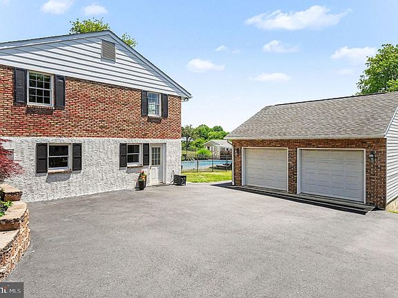 4th image of 61 Applewood Ln