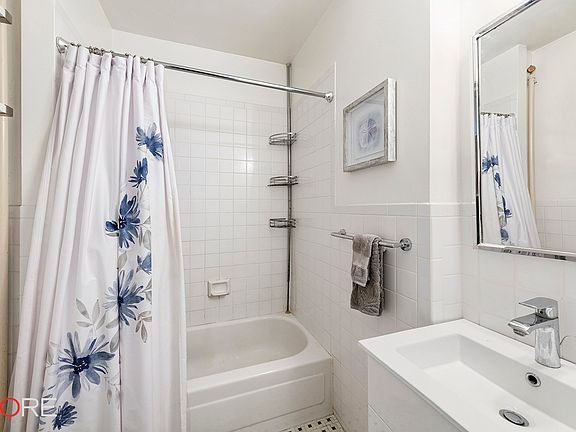 5th image of 308 Bedford Ave #2L