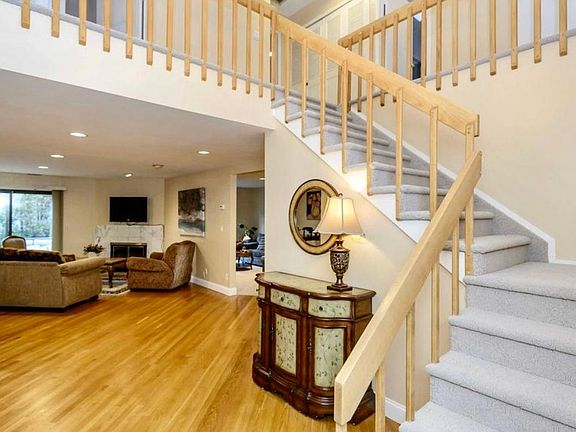 3rd image of 42 Wimbledon Dr