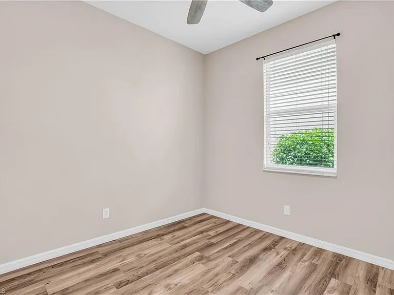 2061 Hamlin St — Photo 13