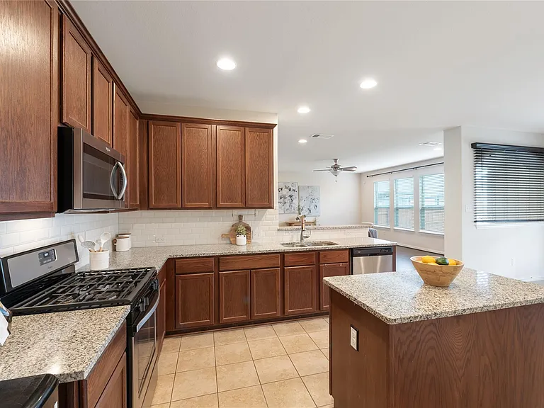 156 Banana St — Photo 15