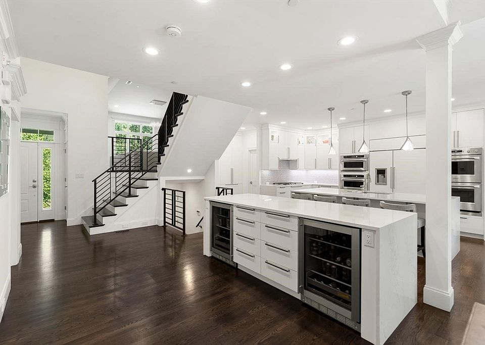1st image of 11 Crenshaw Ln #11