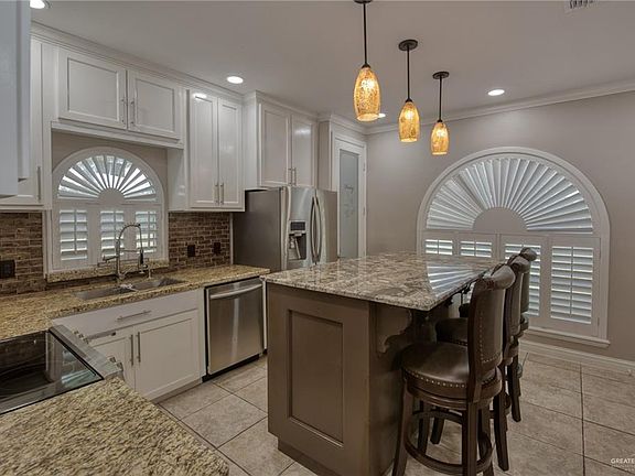3rd image of 1425 La Ciniega Dr