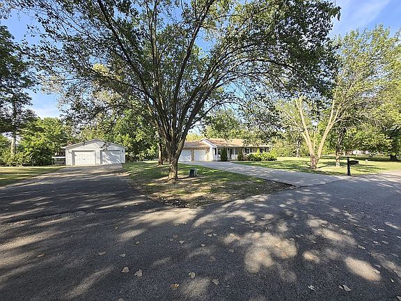 2nd image of 826 Iris Ln