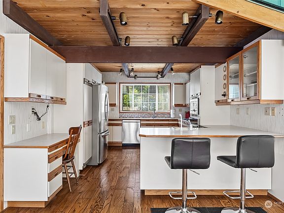 5th image of 721 E Ballantrae Drive