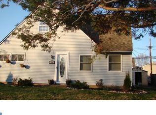 28 Alder Ln, Levittown, PA 19055