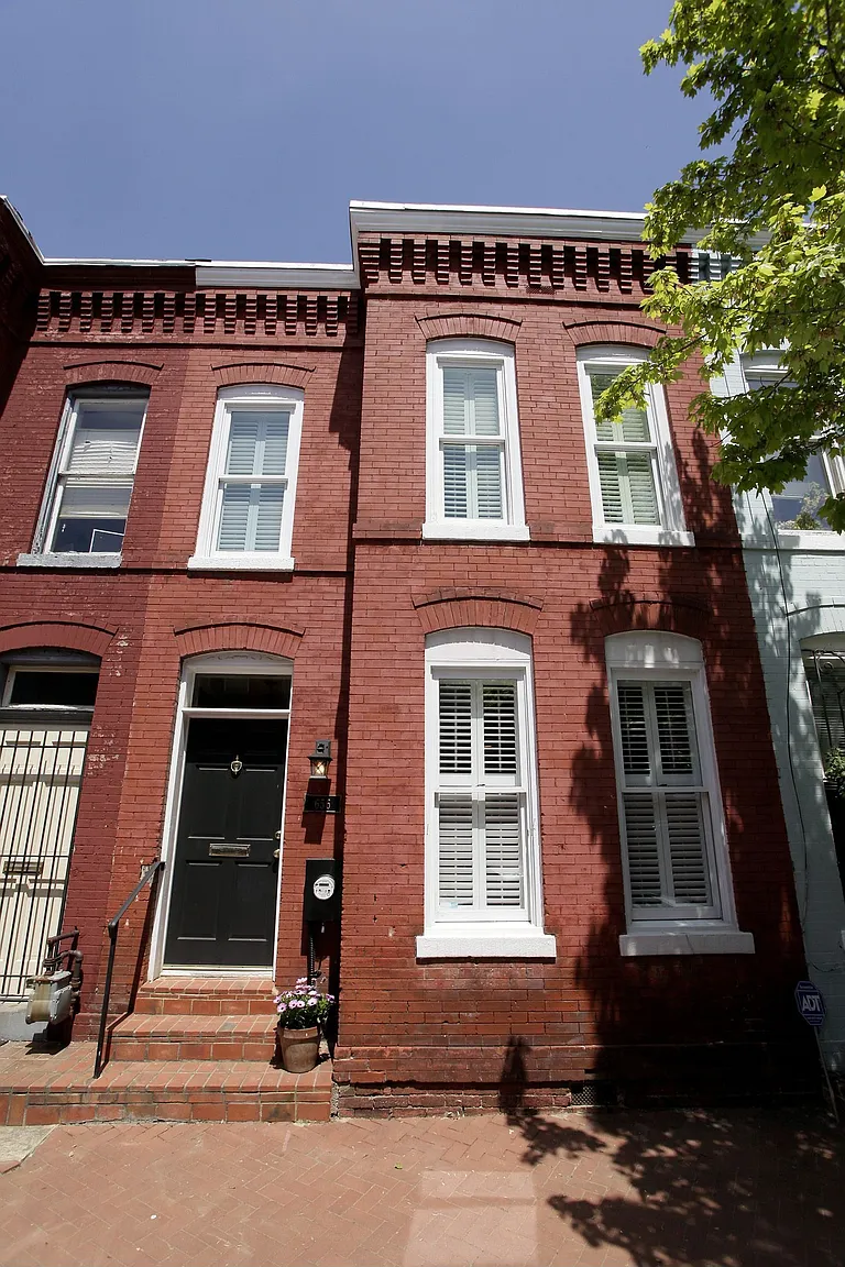 656 Acker Pl NE photo 1