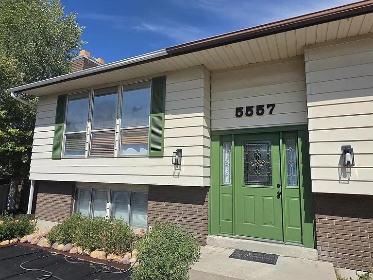 5557 S 2200 W — Photo 2