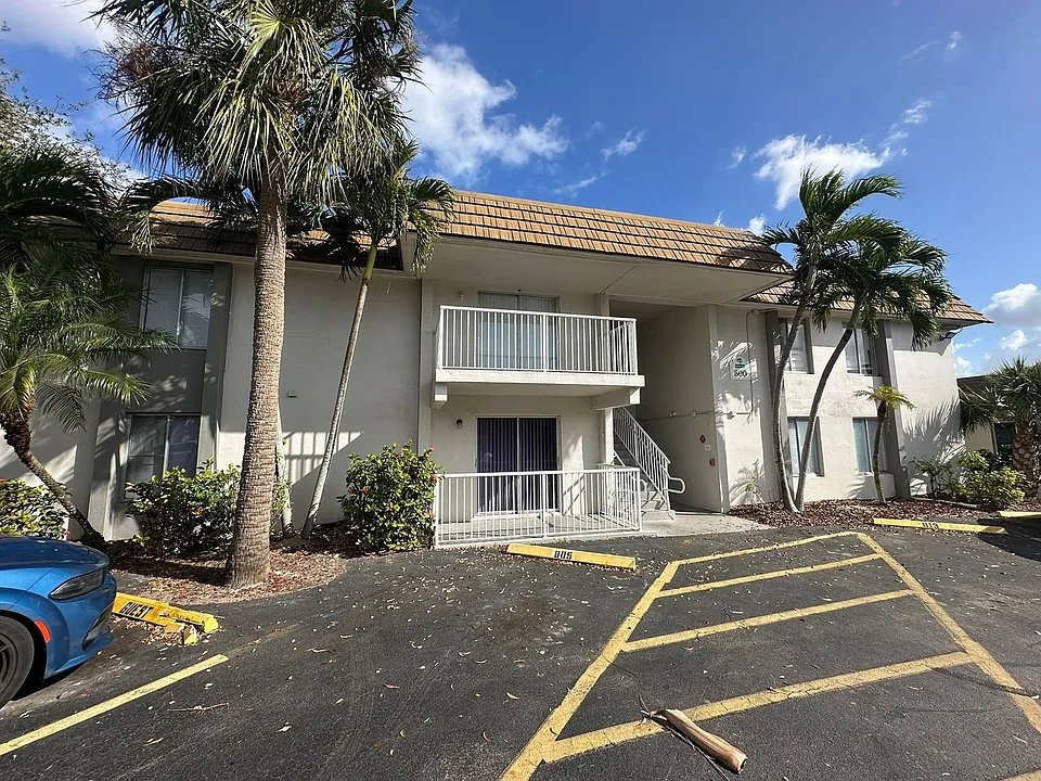 1830 Maravilla Ave #704