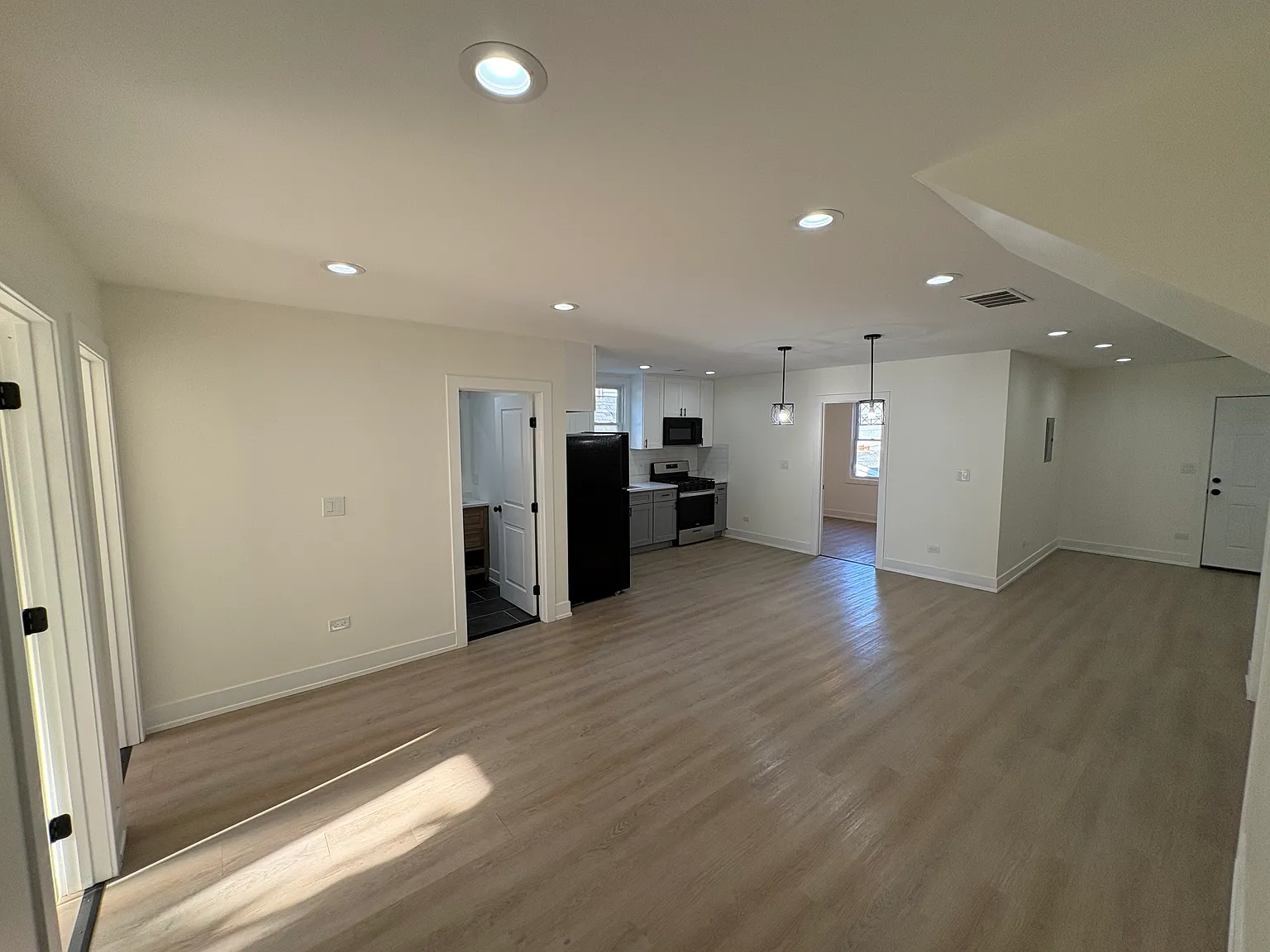 3 bed, 1100 sqft, $2,700 — Photo 2
